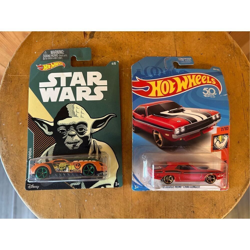 Hot wheels lot of two 2017 Mattel Yoda, 70s Dodge hemi Challenger (0112)￼